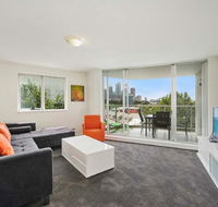 Bridge and Sails - Views of the Bridge and Opera House from this Executive 2BR Apartment in Darlinghurst - Kingaroy Accommodation
