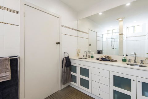 Bungan Beach House - Heated Indoor Pool - Kingaroy Accommodation 3