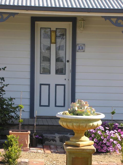 C & A's Cottage - Kingaroy Accommodation 3