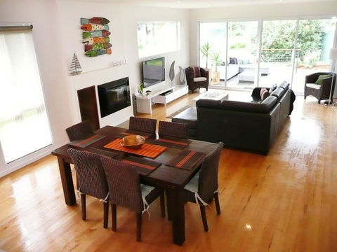 Captain's Cottage - Kingaroy Accommodation 2