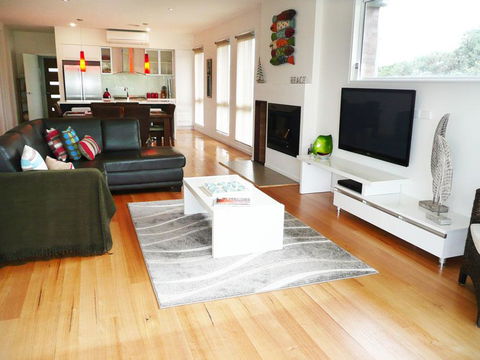 Captain's Cottage - Kingaroy Accommodation 3