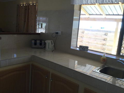 Caretakers Cottage Budget Accommodation - Kingaroy Accommodation 3