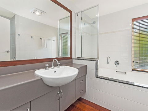 CASTWOOD VILLA No. 1 - Kingaroy Accommodation 3