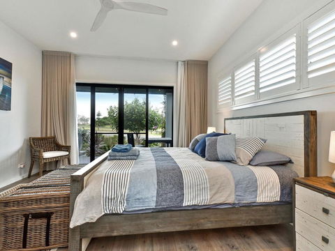 Caves Luxury Beachside Escape - Literally Across The Road From Surf Club - Kingaroy Accommodation 3