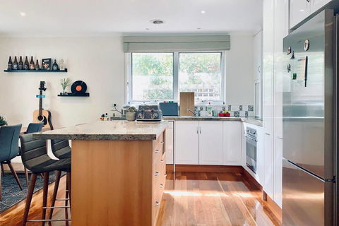 Charming Family Home W/Home Cinema+Huge Bedrooms Near Glen Waverley - Kingaroy Accommodation 1