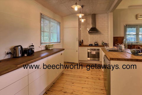 Cherry Blossom Cottage - Beechworth-Getaways - Kingaroy Accommodation 1