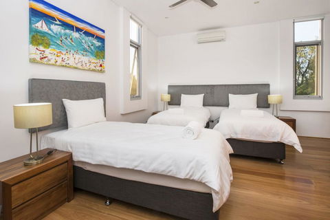 Cinque - Luxury Family Home With Pool Close To Beach And Town - Kingaroy Accommodation 3