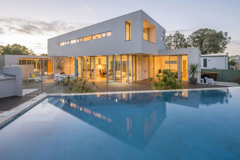 Cinque - Luxury Family Home With Pool Close To Beach And Town - Kingaroy Accommodation 0