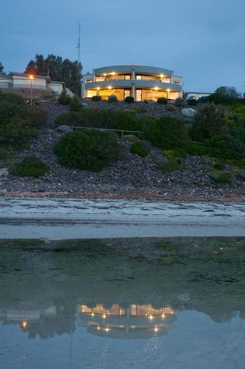 Cliff House Beachfront Villas - Kingaroy Accommodation 3