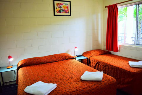 Coconut Grove Holiday Apartments - Kingaroy Accommodation 3