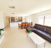 Comfortable 5BR House 6mins to Werribee Station.Great Ocean Road tourist stopover - Kingaroy Accommodation