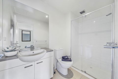 Comfy 2BR Suite Near Flemington Races, FREE Parking - Kingaroy Accommodation 3