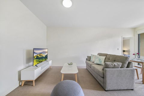 Comfy 2BR Suite Near Flemington Races, FREE Parking - Kingaroy Accommodation 1