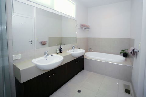 Coral Cove - Kingaroy Accommodation 2
