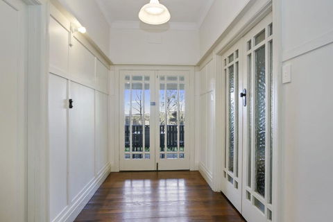 Cosy Californian Bungalow - Kingaroy Accommodation 3