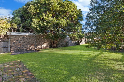 Cottage On James Circa:1855 - Modern Historic - Kingaroy Accommodation 3