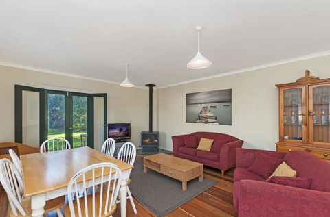 Cottage On James Circa:1855 - Modern Historic - Kingaroy Accommodation 0