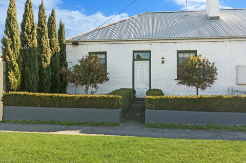 Cottage On James Circa:1855 - Modern Historic - Kingaroy Accommodation 2