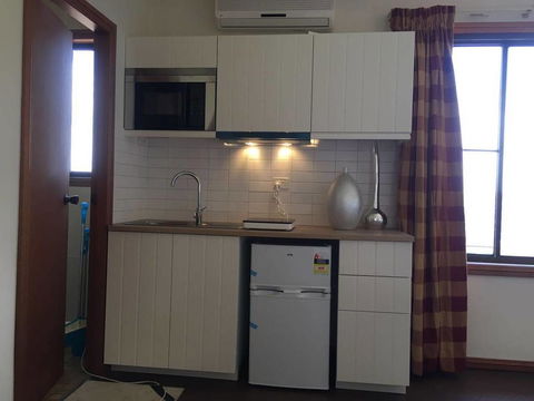 CozyStudioUnit In BeverlyHills (Train Accessible) - Kingaroy Accommodation 2