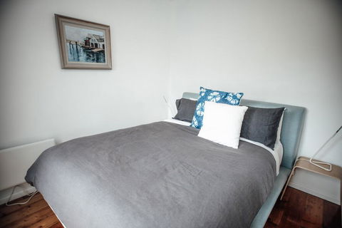 Craypot Cottage Port Campbell - Kingaroy Accommodation 2