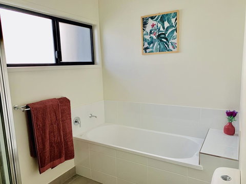 DAYDREAMING Airlie Beach, Water Views & Only 200m To Boardwalk. - Kingaroy Accommodation 3