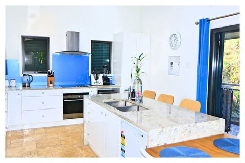 De Zen - Aussie World Holiday Group Venue - Kingaroy Accommodation 3