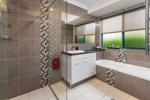 Delightful Duplex On Rose Ct, Bongaree - Kingaroy Accommodation 2