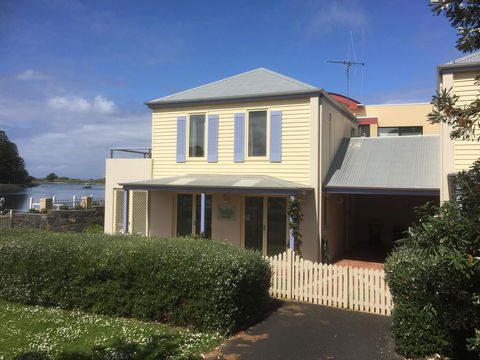 Dockside Waterfront Indulgence - Kingaroy Accommodation 1