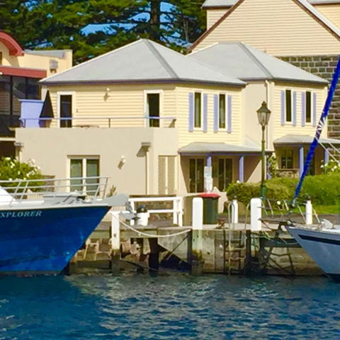 Dockside Waterfront Indulgence - Kingaroy Accommodation 3
