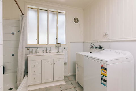 DOVESTONES BY THE SEA - INVERLOCH - Kingaroy Accommodation 2