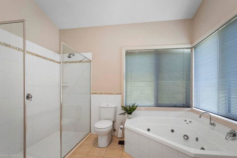 DRIFTWOOD VILLA - Free Wifi, Walk To Beach - Kingaroy Accommodation 2