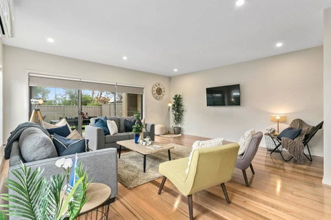 Dromana Beach House For Two Families. - Kingaroy Accommodation 1