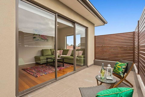 Dromana Beach House For Two Families. - Kingaroy Accommodation 3