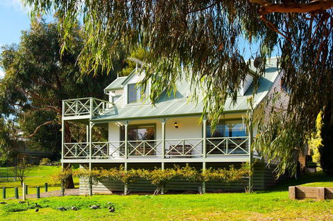 Ducks Bay - Kingaroy Accommodation 1