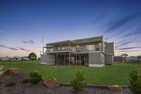 Elevation - Waterviews In Newlands Arm - Kingaroy Accommodation 0