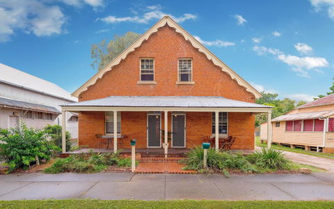 Eliza 1875 Red Brick Duplex Townhouse - Kingaroy Accommodation 0
