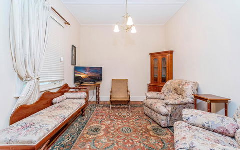 Eliza 1875 Red Brick Duplex Townhouse - Kingaroy Accommodation 2