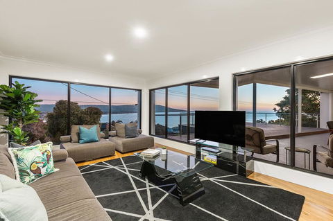 Ellerina Sea Vista Luxury Family Retreat With Sauna, Pool, Amazing Water Views, Walk To Beach - Kingaroy Accommodation 3