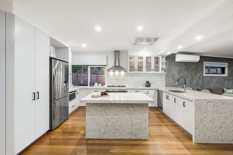 Ellerina Sea Vista Luxury Family Retreat With Sauna, Pool, Amazing Water Views, Walk To Beach - Kingaroy Accommodation 2