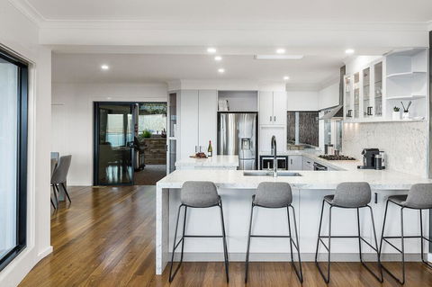 Ellerina Sea Vista Luxury Family Retreat With Sauna, Pool, Amazing Water Views, Walk To Beach - Kingaroy Accommodation 1