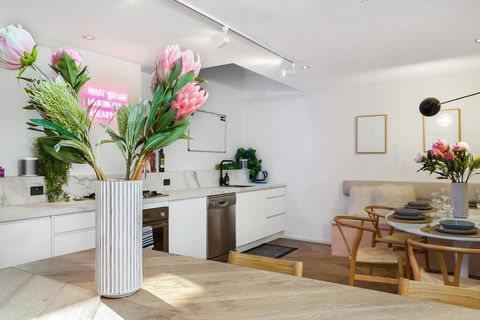 Enjoy Cafe Culture From Chic Warehouse Conversion - Kingaroy Accommodation 1