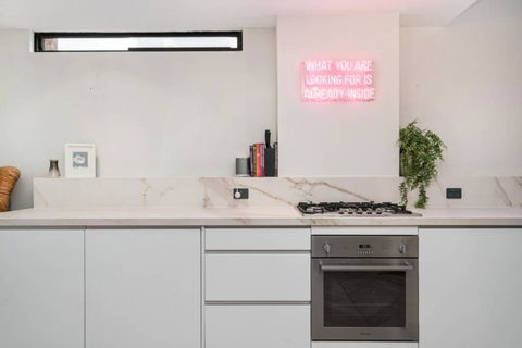 Enjoy Cafe Culture From Chic Warehouse Conversion - Kingaroy Accommodation 2