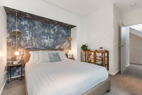 Enjoy Cafe Culture From Chic Warehouse Conversion - Kingaroy Accommodation 3