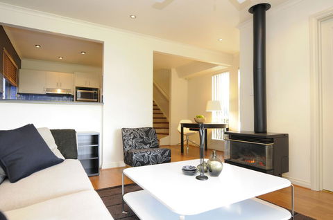 Feathers Serviced Townhouse - Kingaroy Accommodation 1