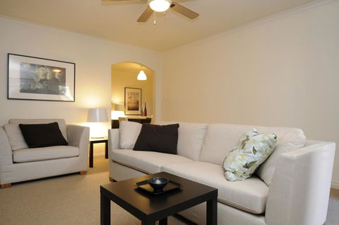 Feathers Serviced Townhouse - Kingaroy Accommodation 3