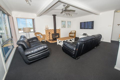 Fingal Bay Beach House, 32 Lentara Street - Kingaroy Accommodation 2