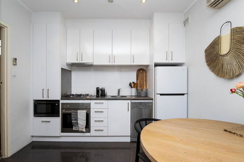 Former Dress Circle Nth Adelaide Apt With Aircon - Kingaroy Accommodation 1