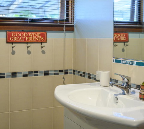 Friends At McLaren Vale - Kingaroy Accommodation 1