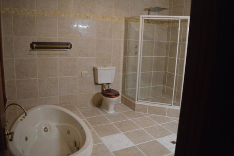 Gargoyle Lodge - Kingaroy Accommodation 1