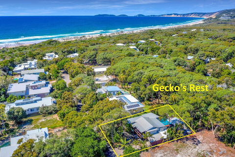Gecko's Rest - Rainbow Shores, Executive Beach House, Pet Friendly, Pool, Wi-fi - Kingaroy Accommodation 1